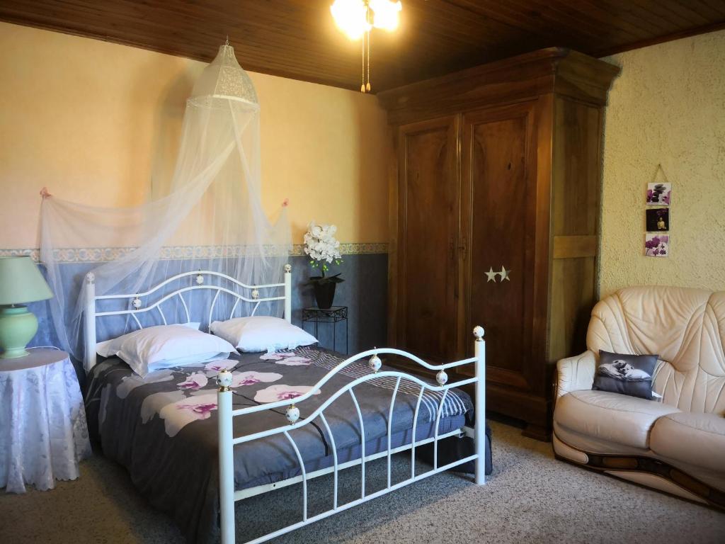 Au Jardin Fleuri - Triple Room With Garden View