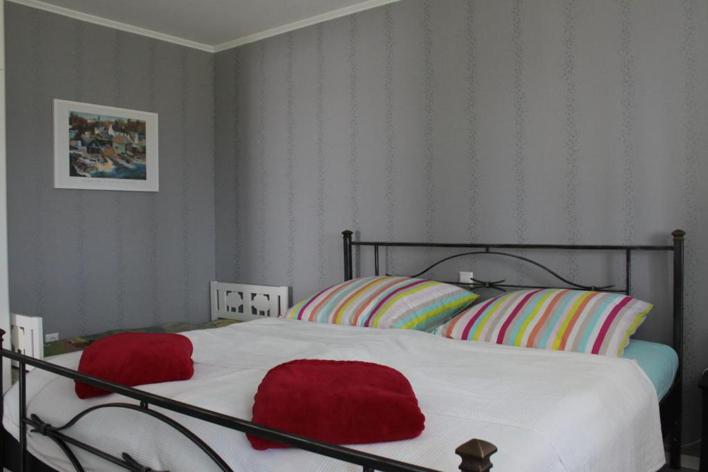 a bedroom with a bed with two pillows on it at Ferienwohnung im Haus Böll in Feldberg