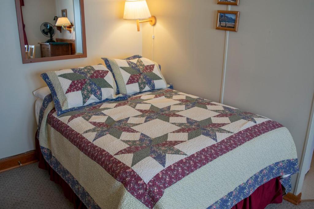 Crandell Mountain Lodge - Standard Double Room With Two Double Beds