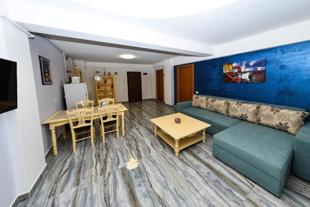 sala de estar con sofá y mesa en Apartament Bogdan, en Mamaia