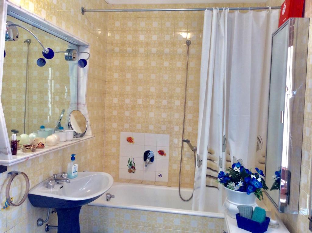 W łazience znajduje się wanna, umywalka i prysznic. w obiekcie Sky Room w San Remo