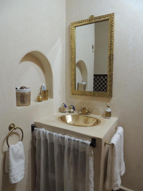 Ein Badezimmer in der Unterkunft Riad Tizgui Celine