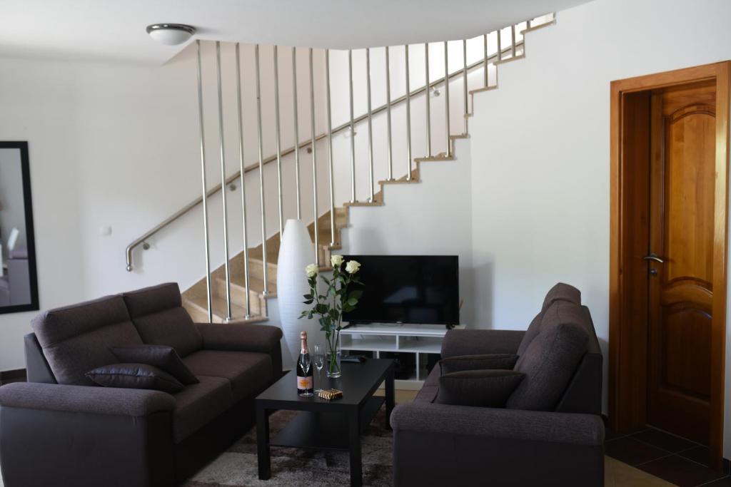 ein Wohnzimmer mit 2 Sofas und einer Treppe in der Unterkunft Apartman Livno in Livno