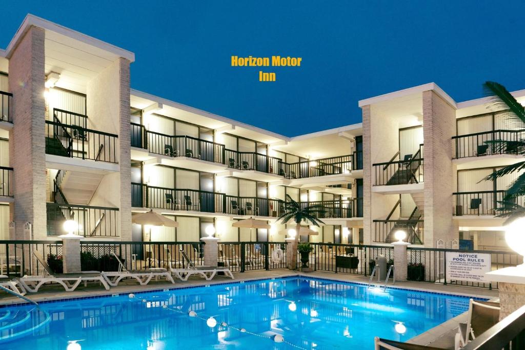 北懷爾德伍德的住宿－Horizon Motor Inn，一张酒店外形图,一个游泳池