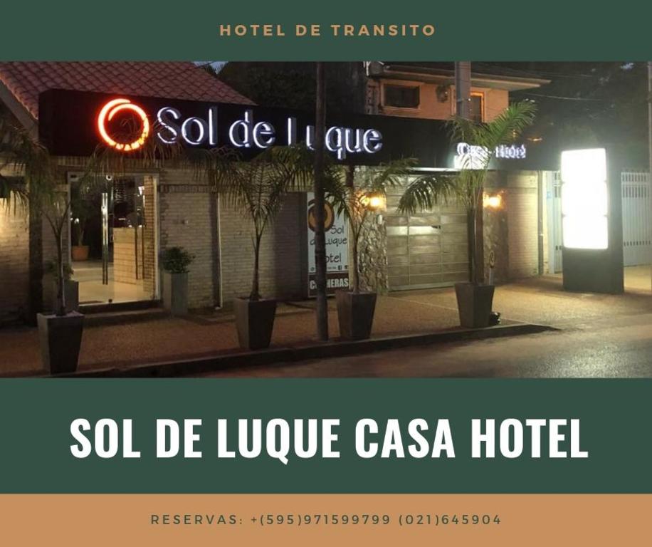 ein Schild für ein Hotel in der Nacht auf einer Straße in der Unterkunft Sol de Luque Casa-hotel in Luque