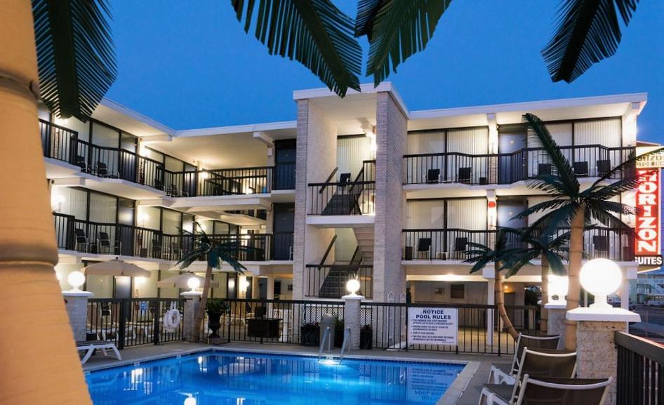 Bazén v ubytování Horizon Motor Inn-Beach Block & Close to Morey's Piers nebo v jeho okolí