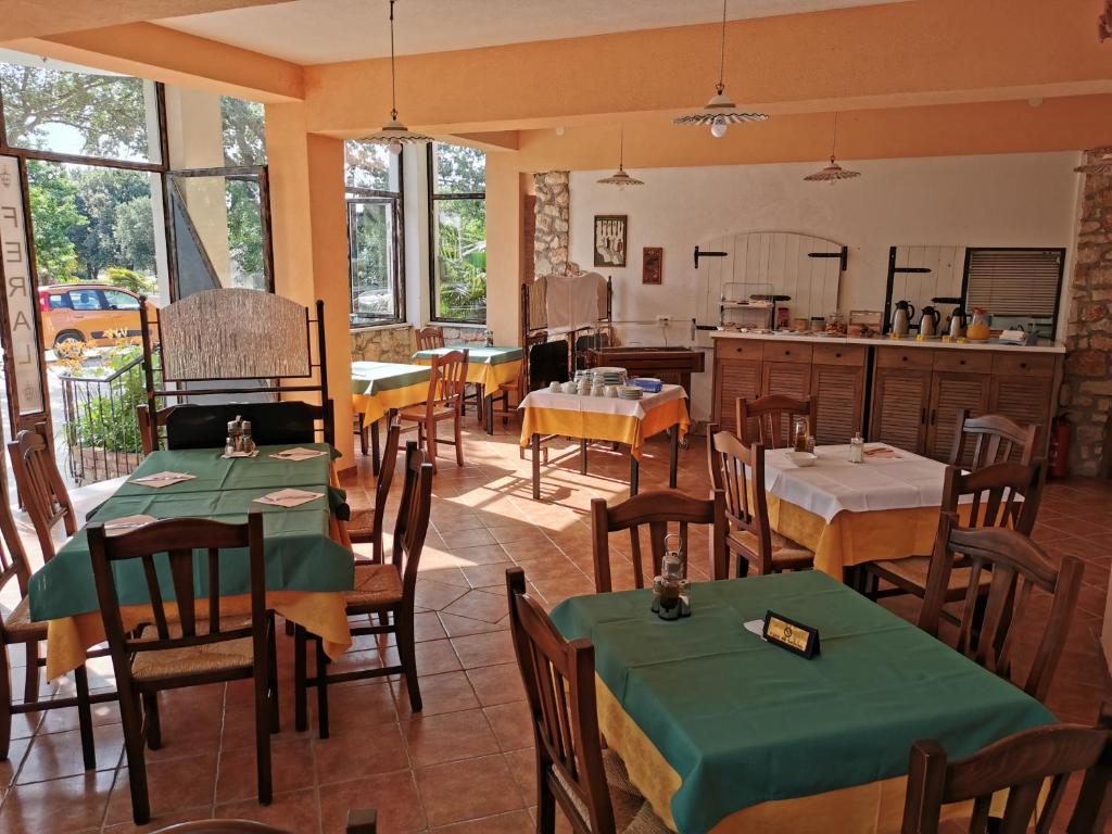 Restaurace v ubytování Rooms and Apartment Feral