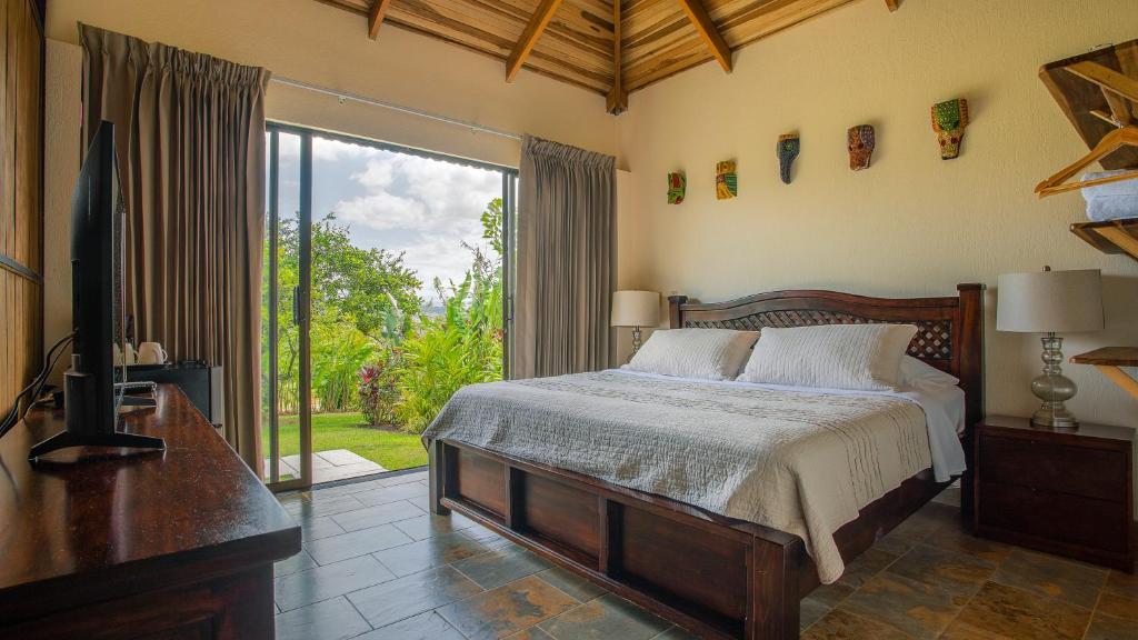 Postel nebo postele na pokoji v ubytování La Finca Lodge