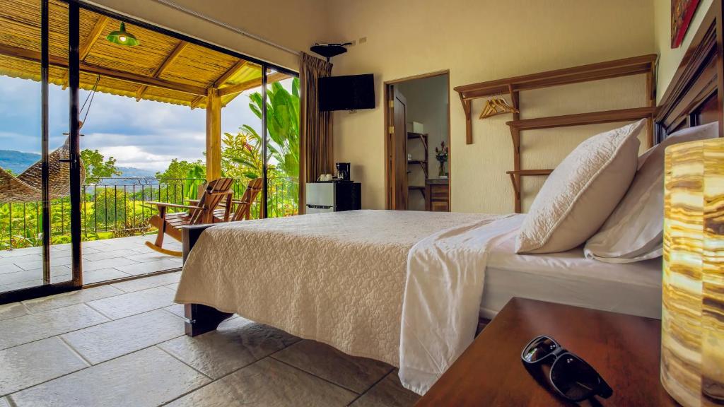 Postel nebo postele na pokoji v ubytování La Finca Lodge
