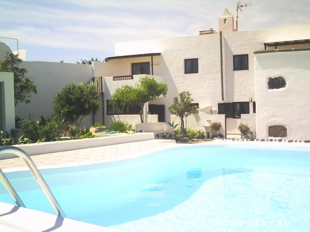 una gran piscina frente a un edificio en Casa GABO Mala-Lanzarote Norte en Mala