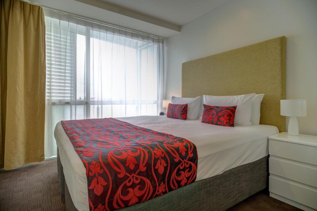 Postel nebo postele na pokoji v ubytování The Quadrant Hotel & Suites