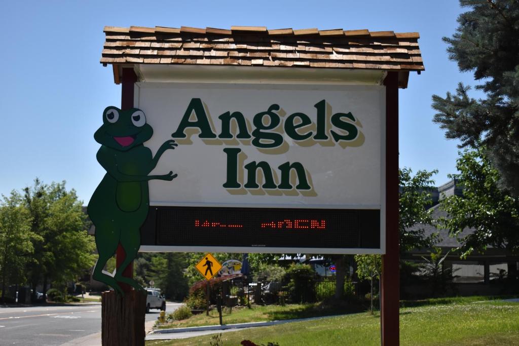 een bord voor Angels Inn met een kikker erop bij Angels Inn in Angels Camp