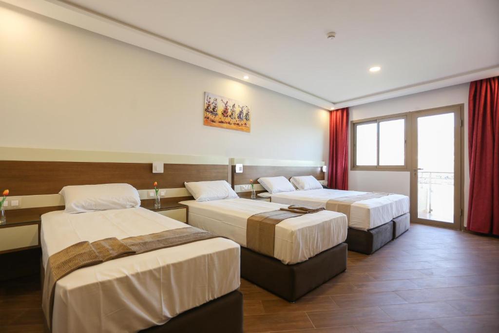Postel nebo postele na pokoji v ubytování HOTEL MAKARIM TETOUAN