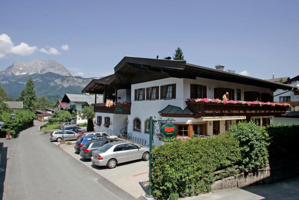 Nespecifikovaný výhled na hory nebo výhled na hory při pohledu z hotelu