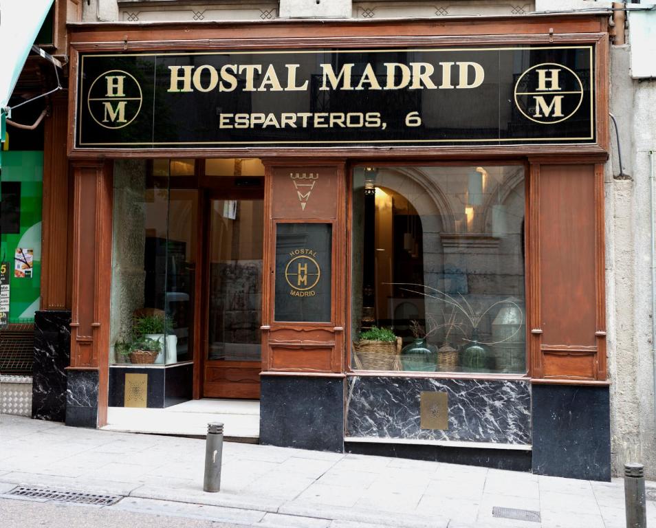 un negozio di fronte a un mercato ospedaliero con un cartello di Hostal Madrid a Madrid