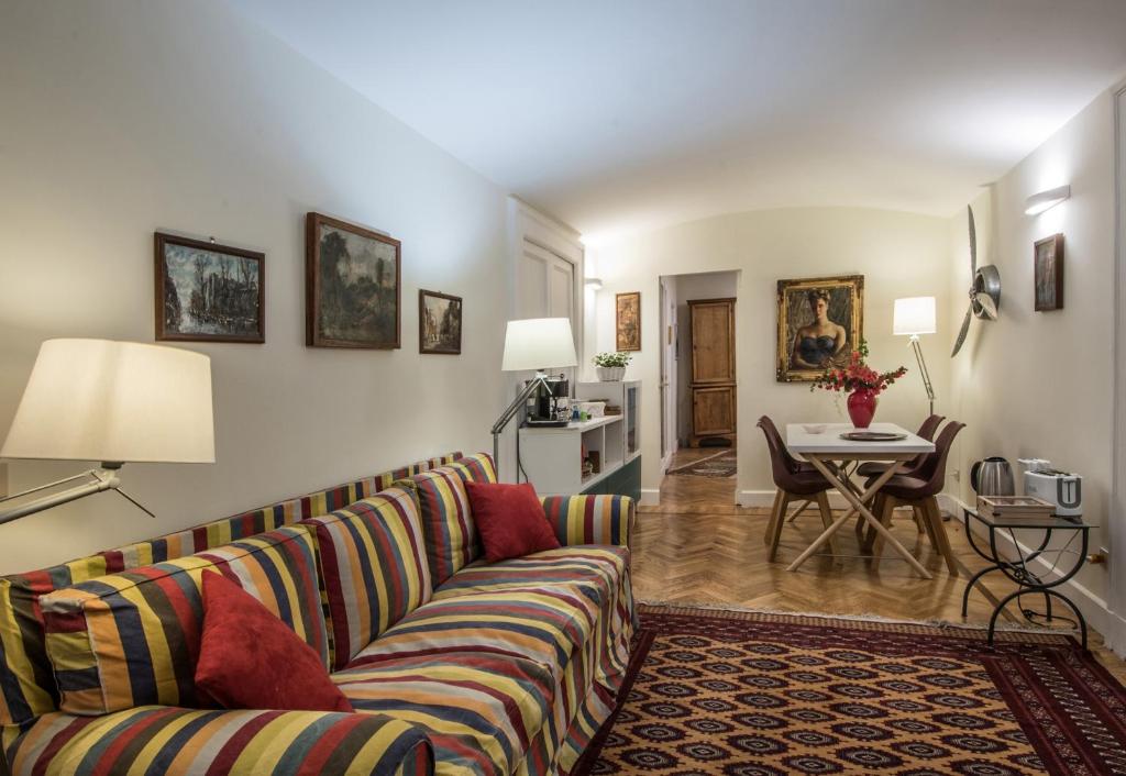 - un salon avec un canapé et une table dans l'établissement Barù in Chiaia, à Naples