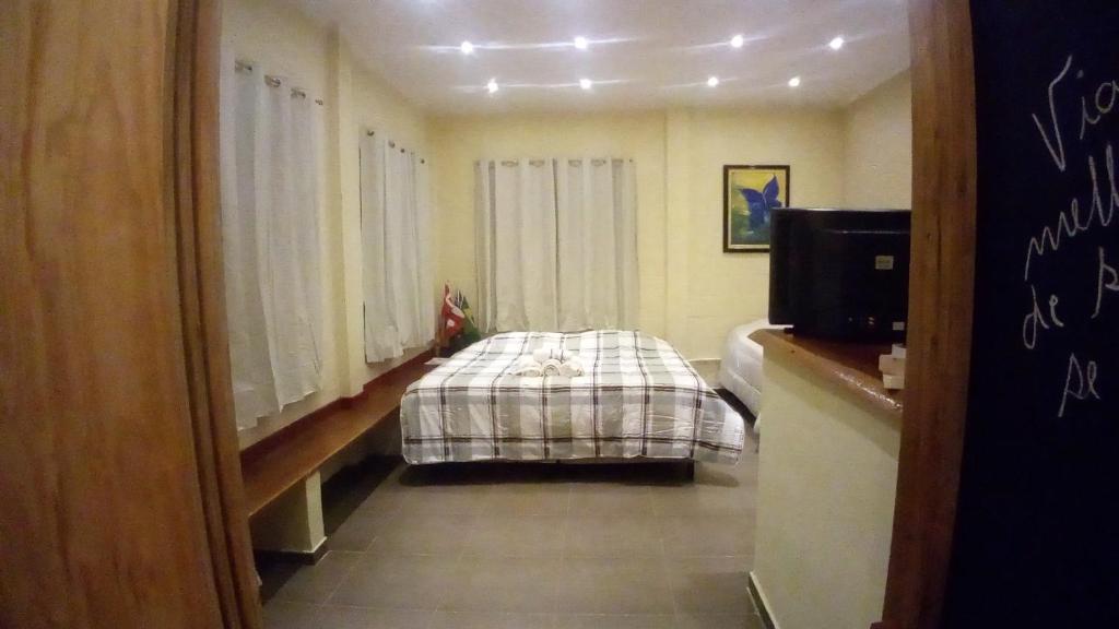 1 dormitorio pequeño con 1 cama en una habitación en Loft Aconchegante en São Bento do Sapucaí