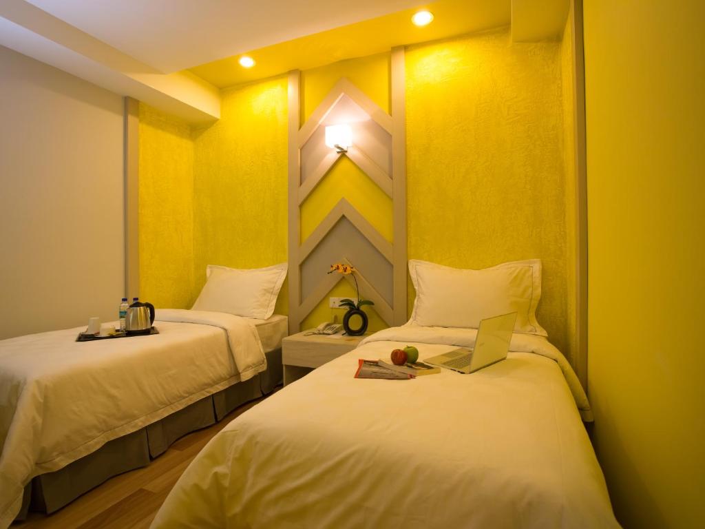 Postel nebo postele na pokoji v ubytování Sunshine Inn Plus