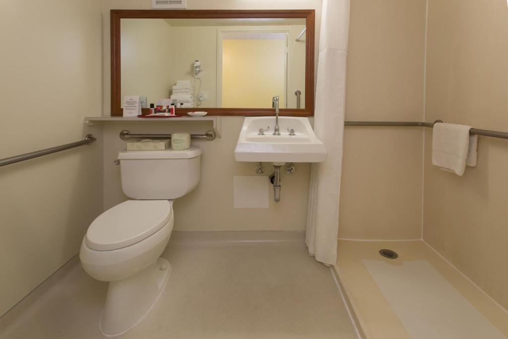 Ramada Plaza by Wyndham Waikiki - Double Room With Two Double Beds - Mobility Access/Non-Smoking