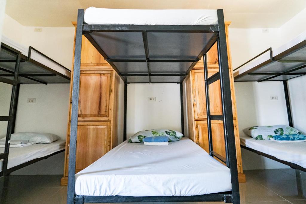 モアルボアルにあるIsland Girl Bed and Breakfastの二段ベッドが2つある寝室