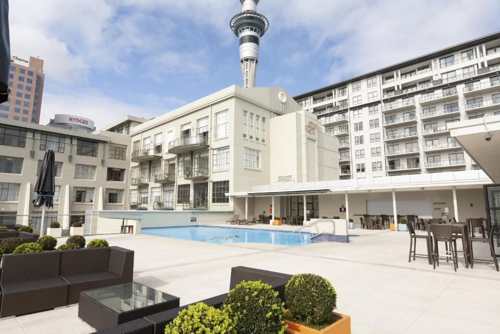 vistas al edificio de apartamentos con la torre de televisión en Private apartments in a Landmark Heritage Building en Auckland