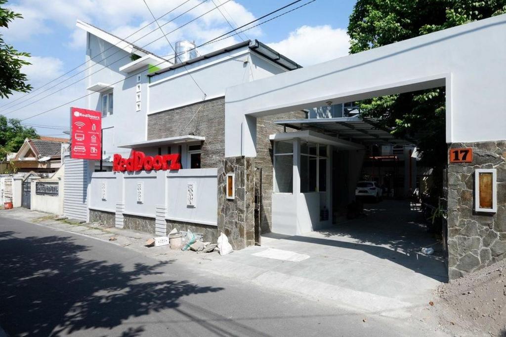 een toegang tot een gebouw met een garage bij RedDoorz near Solo Square 3 in Bonorejo