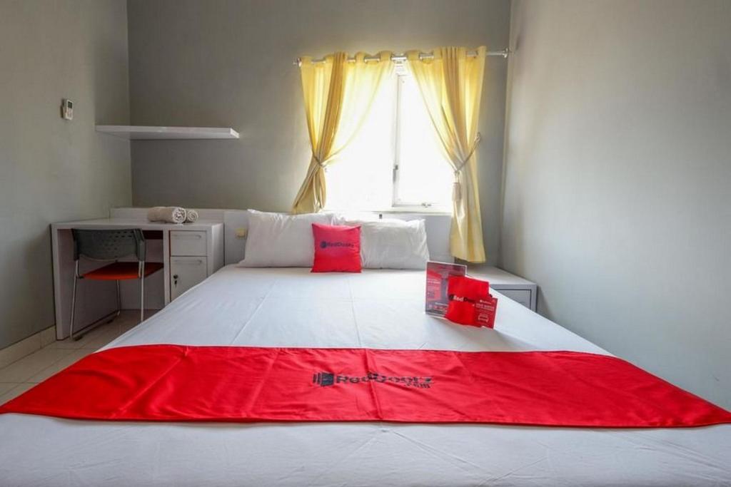 Postel nebo postele na pokoji v ubytování RedDoorz near Solo Square 3