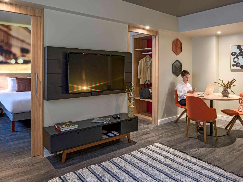 Uma TV ou centro de entretenimento em Novotel Curitiba Batel
