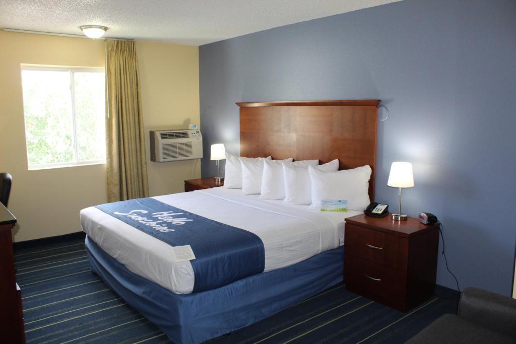 Days Inn & Suites by Wyndham Gunnison - Quarto King Deluxe - Não Fumador