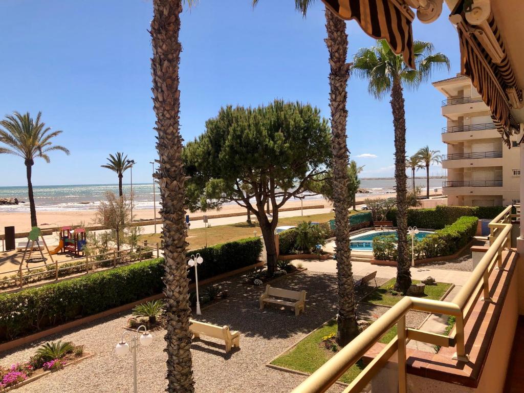 - une vue sur la plage depuis le balcon du complexe dans l'établissement Cunit Playa 2, à Cunit