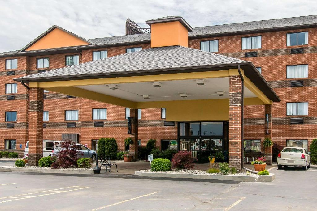 un gran edificio de ladrillo rojo con aparcamiento en Comfort Inn, en Port Huron