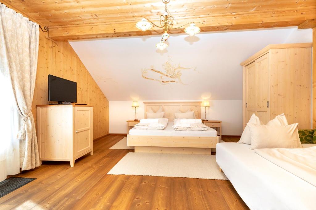 Postel nebo postele na pokoji v ubytování Hotel Garni Sonnhof