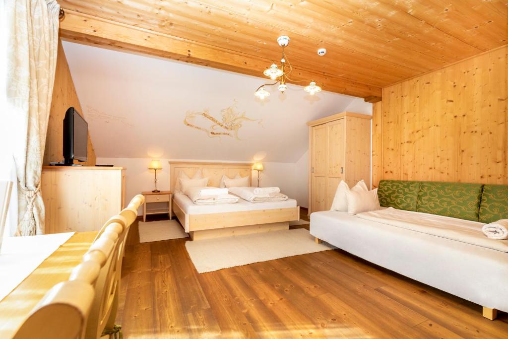Postel nebo postele na pokoji v ubytování Hotel Garni Sonnhof