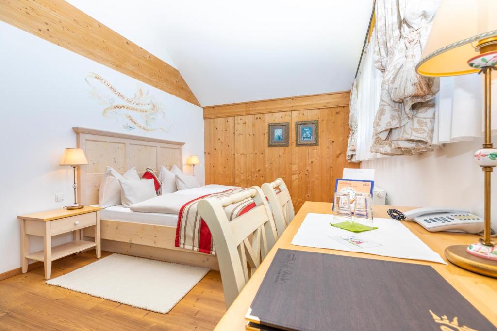 Postel nebo postele na pokoji v ubytování Hotel Garni Sonnhof