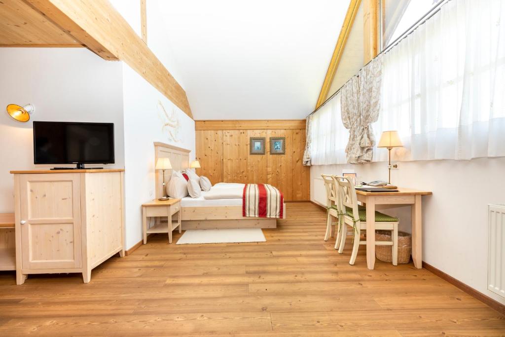 TV a/nebo společenská místnost v ubytování Hotel Garni Sonnhof