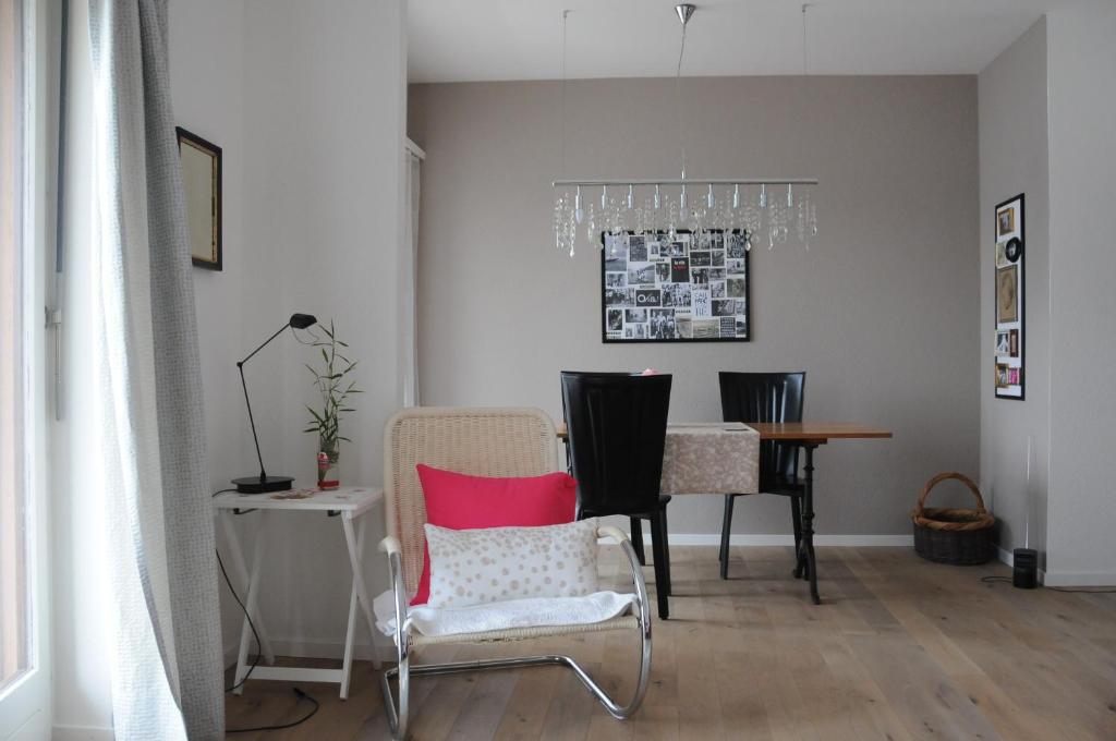 een woonkamer met een stoel en een tafel bij Acquachiara in Ponte Tresa