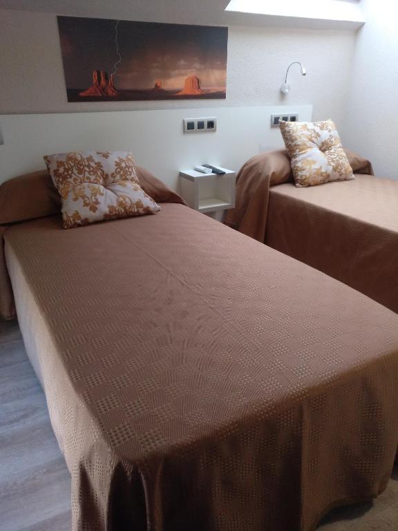 A bed or beds in a room at Travesia Rooms
