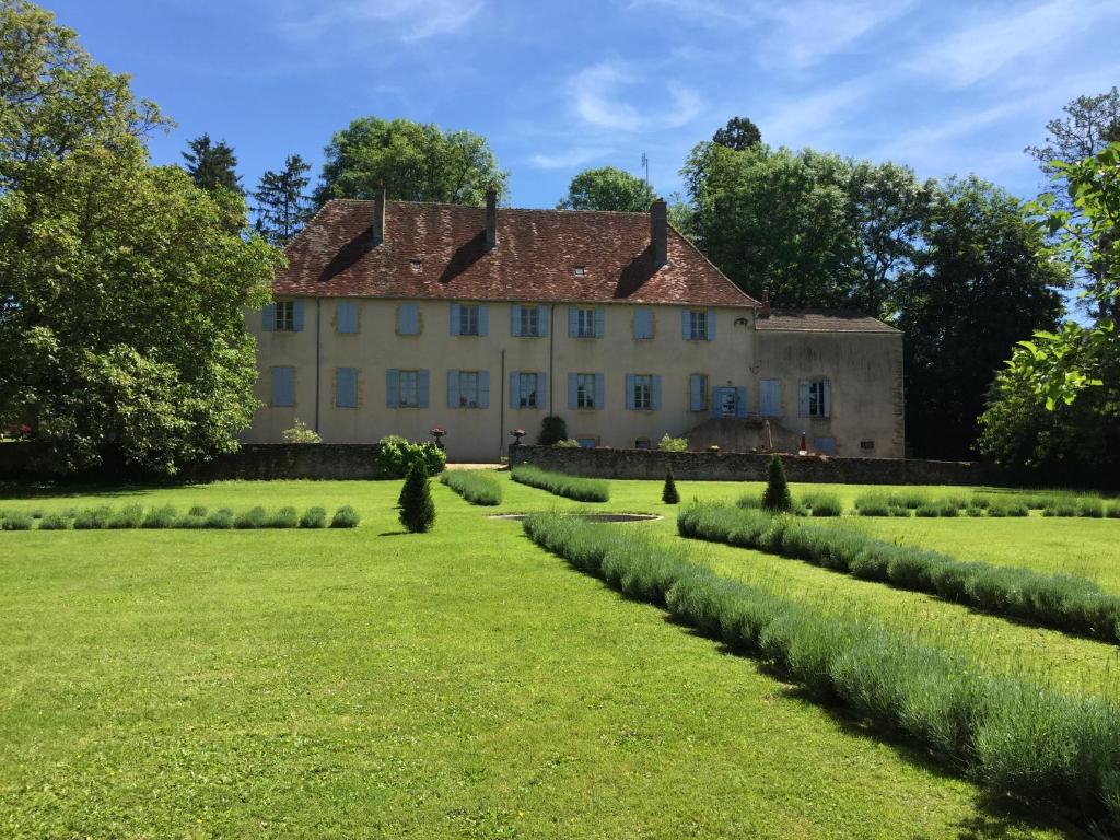 an old house in the middle of a garden at La maison des pères in Charolles