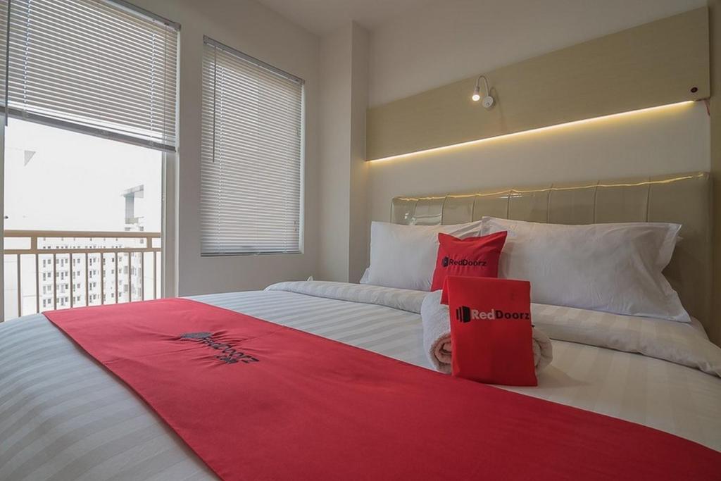 Postel nebo postele na pokoji v ubytování RedDoorz Apartment @ Sentul Tower