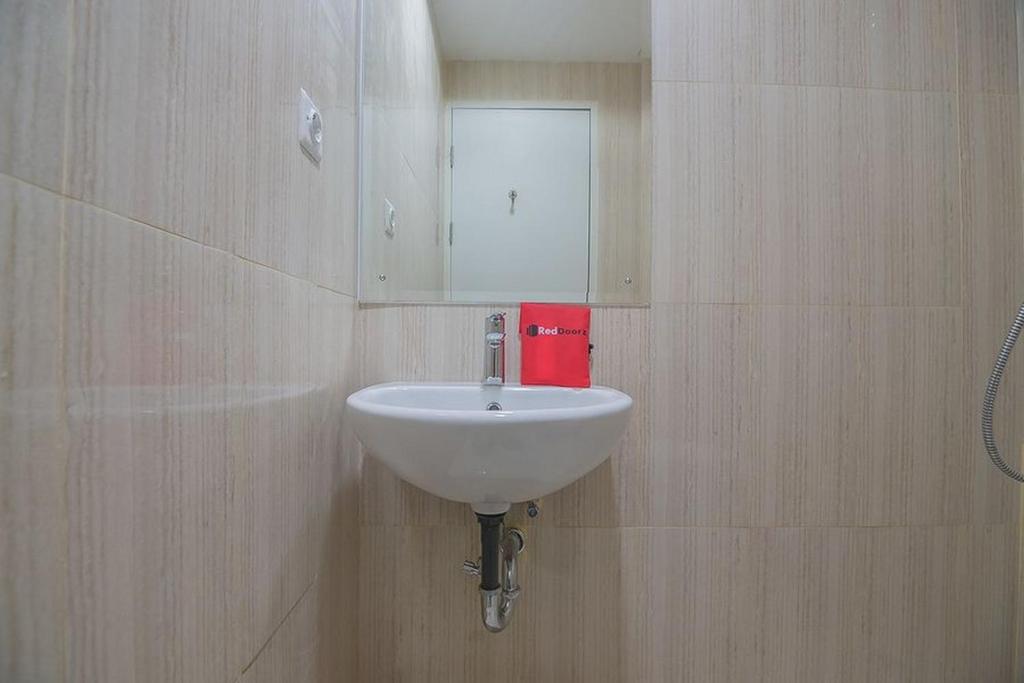 Koupelna v ubytování RedDoorz Apartment @ Sentul Tower
