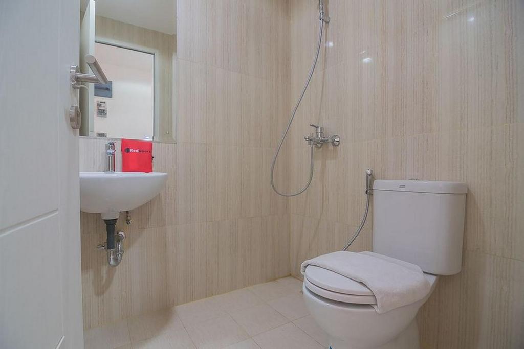 Koupelna v ubytování RedDoorz Apartment @ Sentul Tower