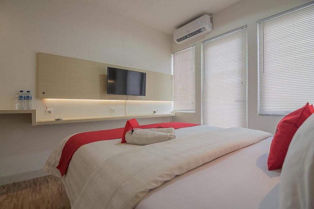 Postel nebo postele na pokoji v ubytování RedDoorz Apartment @ Sentul Tower