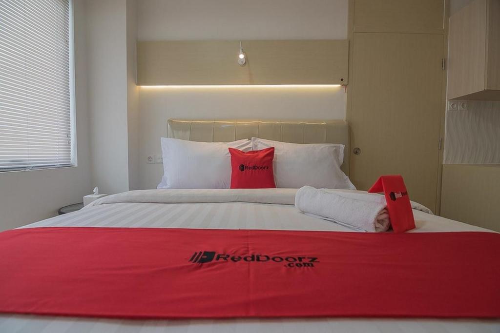 Postel nebo postele na pokoji v ubytování RedDoorz Apartment @ Sentul Tower