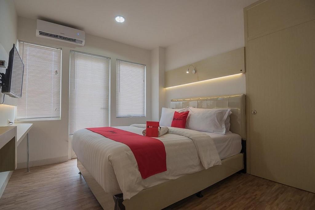 Postel nebo postele na pokoji v ubytování RedDoorz Apartment @ Sentul Tower