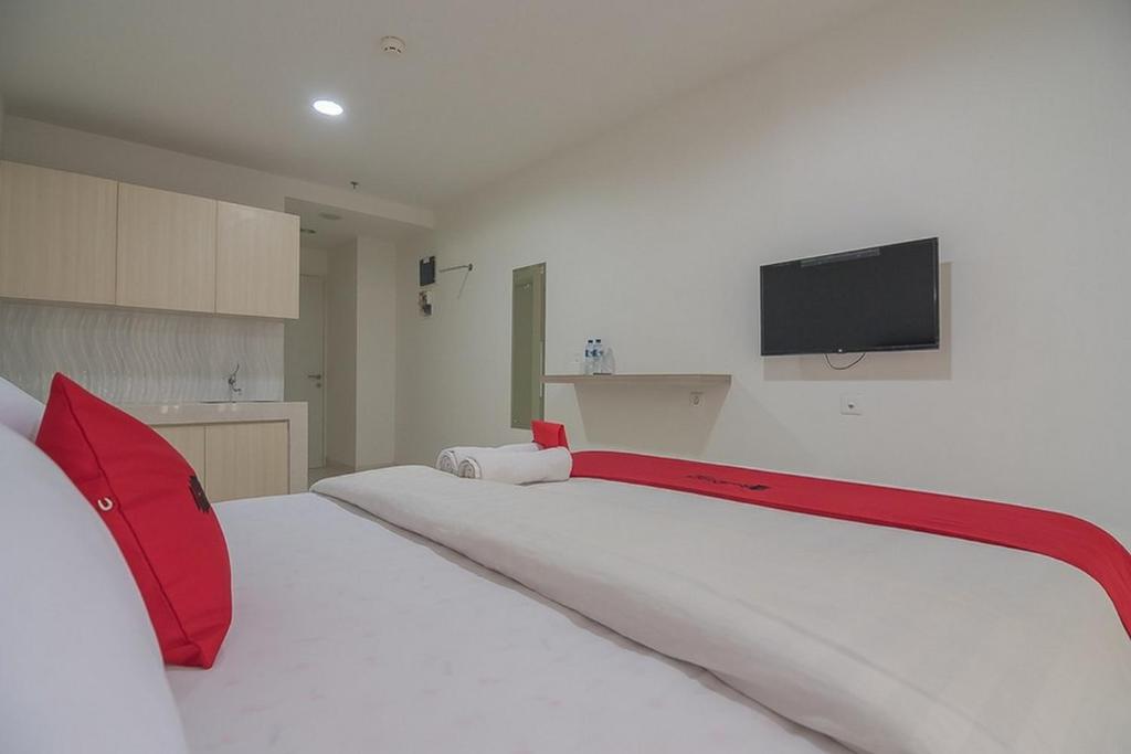 Postel nebo postele na pokoji v ubytování RedDoorz Apartment @ Sentul Tower