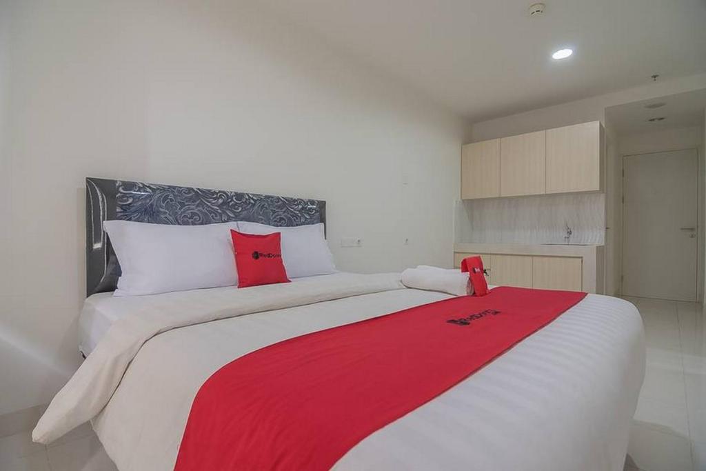 Postel nebo postele na pokoji v ubytování RedDoorz Apartment @ Sentul Tower