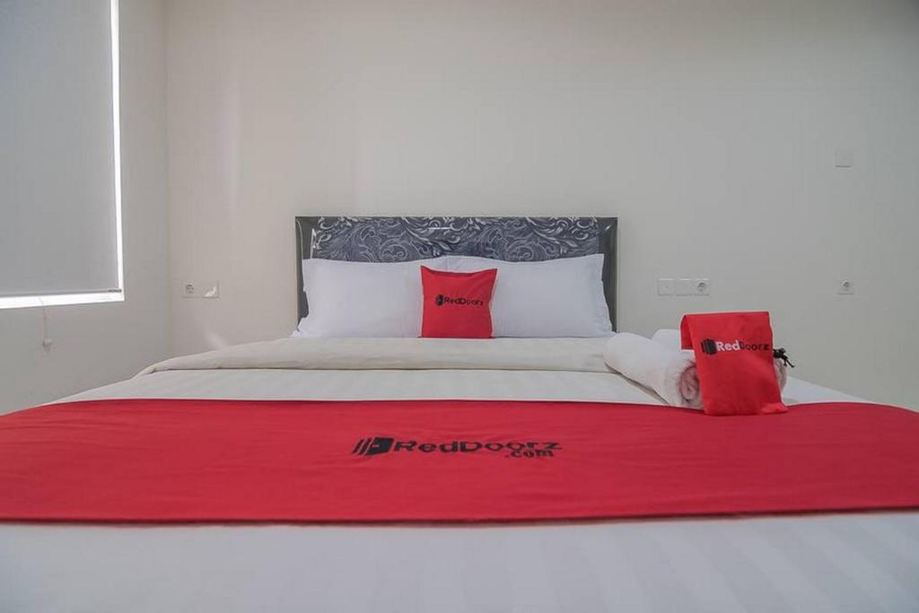 Postel nebo postele na pokoji v ubytování RedDoorz Apartment @ Sentul Tower