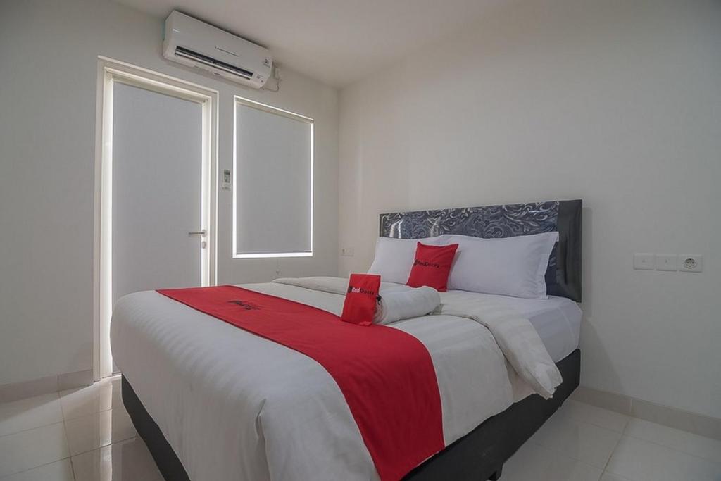 Postel nebo postele na pokoji v ubytování RedDoorz Apartment @ Sentul Tower