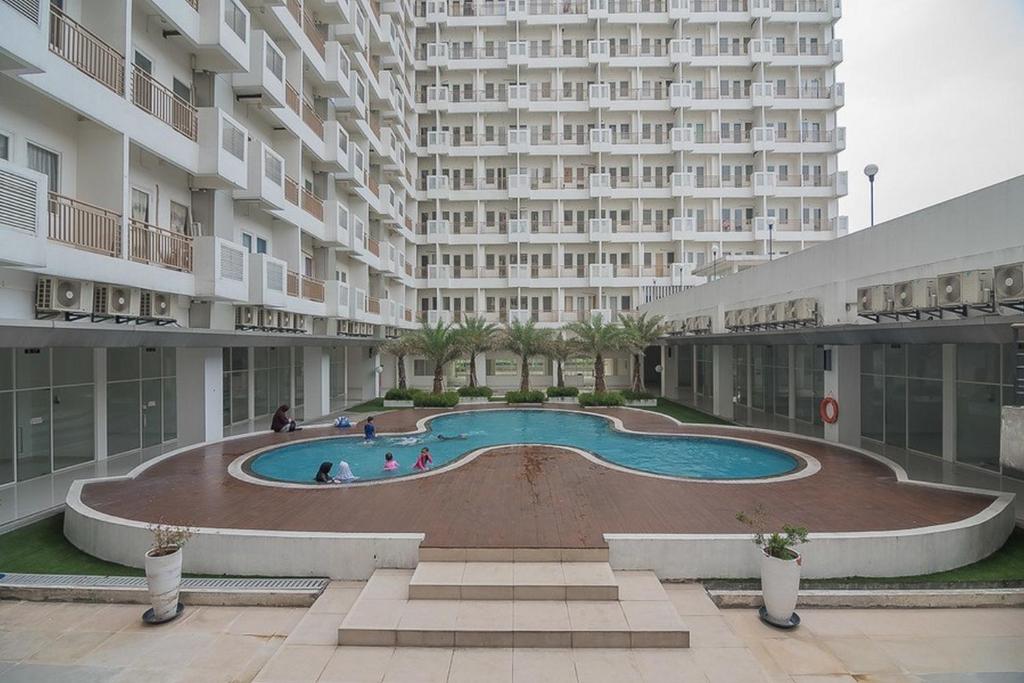 สระว่ายน้ำที่อยู่ใกล้ ๆ หรือใน RedDoorz Apartment @ Sentul Tower