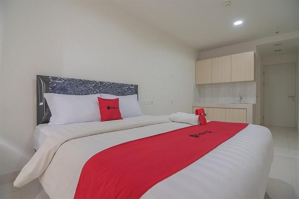 Postel nebo postele na pokoji v ubytování RedDoorz Apartment @ Sentul Tower